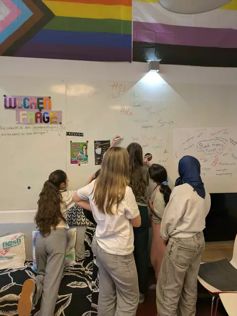 Jede darf in ihrer Sprache auf der Tafel schreiben.  | Foto: Flash Mädchencafé