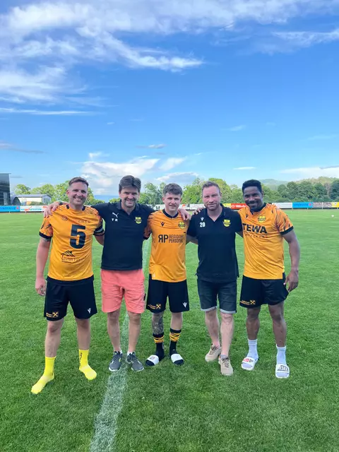 Freuen sich auf das letzte Saisonspiel: Kapitän Michael Rebernig, Trainer Florian Zuschlag, Niklas Rainer, Obmann Manuel Vaschauner und Sandro Da Silva (von links)
