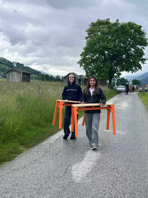 Auch das gehört dazu. Bänke schleppen. | Foto: BORG Mittersill