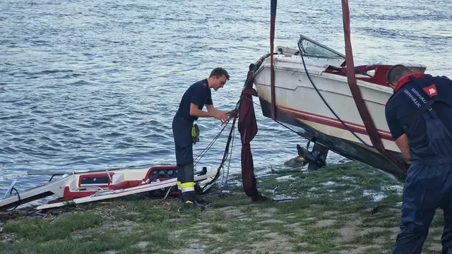 Am Samstagabend kam es auf der Donau nahe Wien zu einem schweren Bootsunfall.  | Foto: Doku NÖ