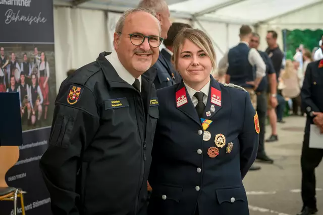 Bürgermeister Christian Orasch ehrte verdiente Kameradinnen und Kameraden, die tatkräftigts bei der Beseitigung der Hochwasserschäden in Niederösterreich mithalfen.