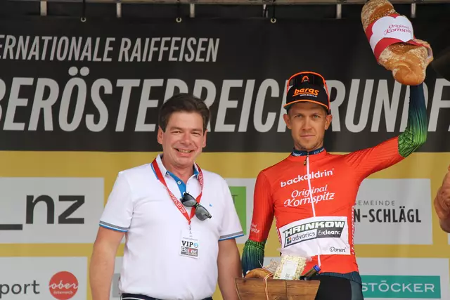 Bürgermeister Klaus Aitzetmüller mit Ricardo Zoidl. | Foto: MeinBezirk/Staudinger