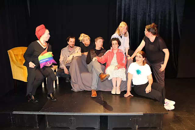 Teamfoto der Theatergruppe: Danja, Philipp, Blanca, Wolfgang, Andrea, Elina, Sara und Brigitte