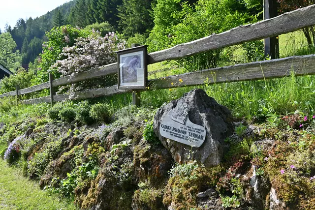 Gedenkstein am Straßenrand
