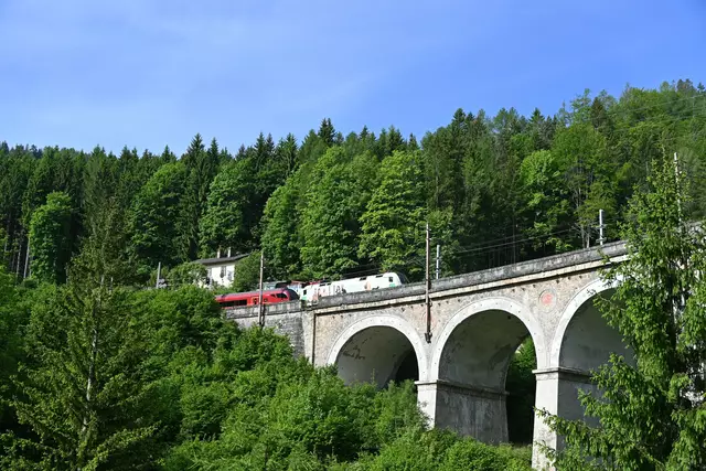 Schöne Aussicht auf Viadukt und Ghega Museum