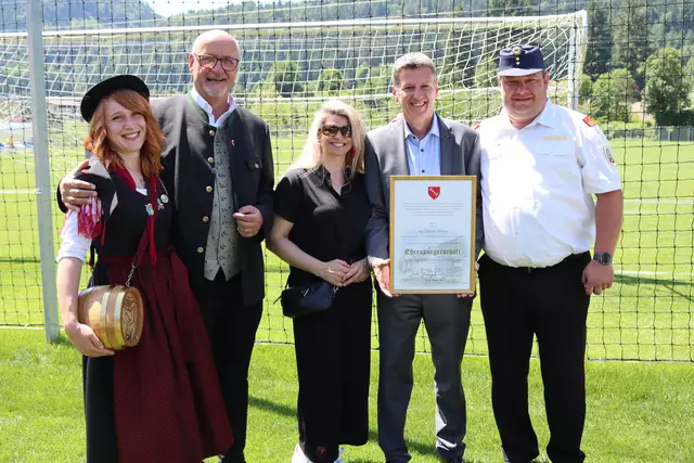 Landesrat Daniel Fellner mit seiner brandneuen Ehrenurkunde. | Foto: MeinBezirk.at
