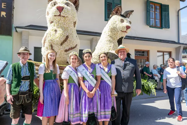 Mit den Süßen Kätzchen auf den ersten Platz: Thomas Feldhammer, Julia Feldhammer im Bild mit Narzissenprinzessin Johanna Murauer, Narzissenkönigin Magdalena Egger, Narzissenprinzessin Celina Gschaider und Franz Loitzl (v.l.). | Foto: Stefanie Sima