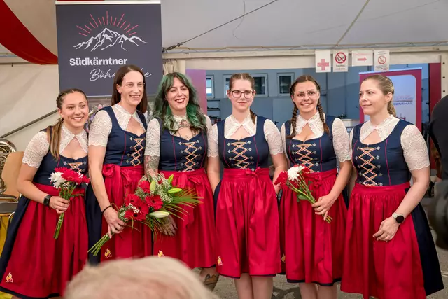 Die Kameradinnen der FF Ebenthal verfügen jetzt über eine eigene Tracht. Das fesche Dirndl wurde von Schneidermeisterin Jutta Kuchler (2. v.l.) designt und entworfen. 