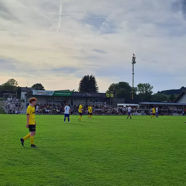 Rund 400 Zuschauer verfolgten das Derby zwischen Peterskirchen und Pram. Am Ende siegte der Favorit daheim mit 3:1. | Foto: Friedl
