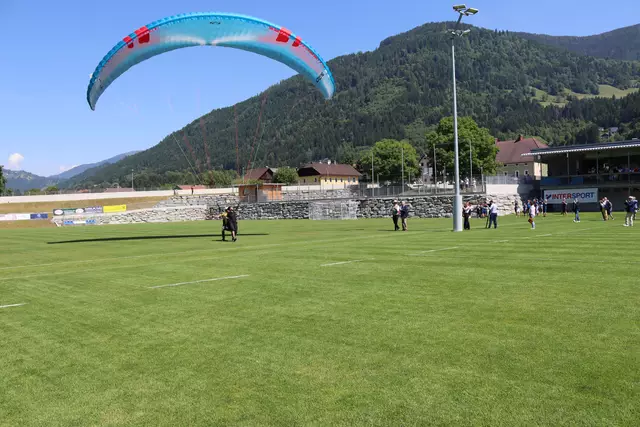 Vor der Veranstaltung landete Landesrat Daniel Fellner sicher am Sportplatz. | Foto: MeinBezirk.at
