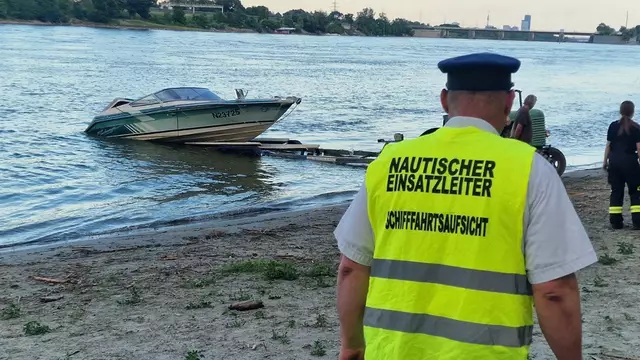 Eines der Boote war so stark beschädigt, dass es teilweise sank. | Foto: Doku NÖ