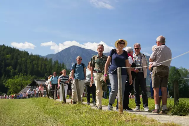 Unzählige Besucher strömen zum 65. Narzissenfest und leisten damit einen wichtigen Beitrag zum wirtschaftlichen Erfolg der Region.