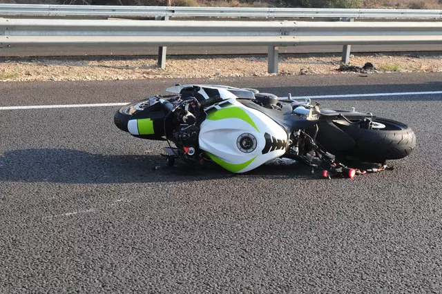 Symbolbild: Das Motorrad schlitterte etwa 50 Meter weiter auf der Fahrbahn entlang. | Foto: PantherMedia / lucidwaters