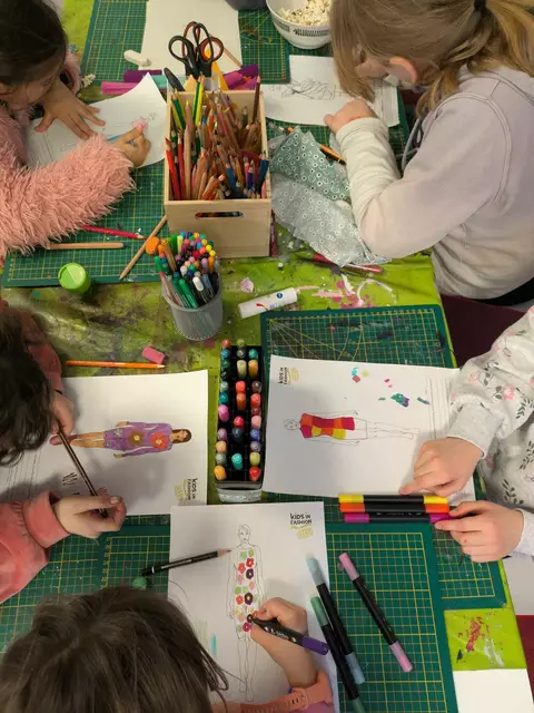 Gemeinsames Basteln, Schreiben, Zeichnen stärkt den Gemeinschaftssinn. | Foto: Flash Mädchencafé