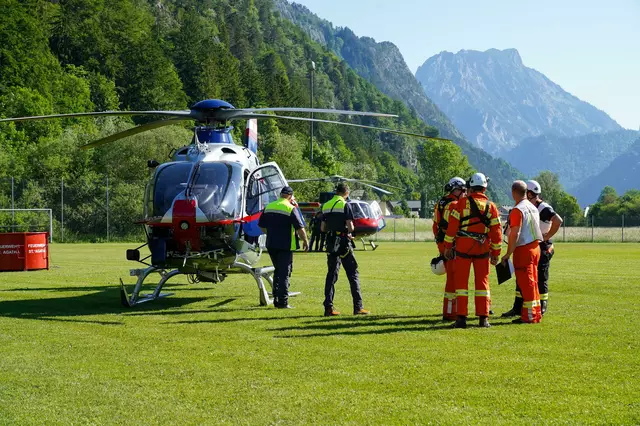Auch Hubschrauber waren Teil des Übungsszenarios. Nach der Besprechung ging es von Ebensee aus zum Einsatzort auf dem Feuerkogel. | Foto: BFKDO Gmunden