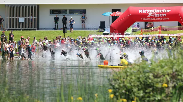 Jährlich immer wieder ein imposantes Bild. Der Triathlonstart im Strandbad Kirchbichl, vor vielen Zuschauern.  | Foto: © Schwaighofer
