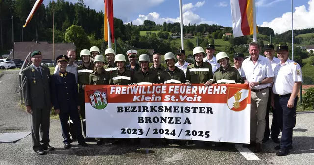 Die "Klein Sankt Fighter" waren gut vorbereitet – riesige Freude über den nächsten Bezirksmeister-Titel! Die Gruppe Klein St. Veit 8 mit Kommandant Bernhard Zeiner, Ehrengästen und Organisatoren als Gratulanten. | Foto: MeinBezirk.at