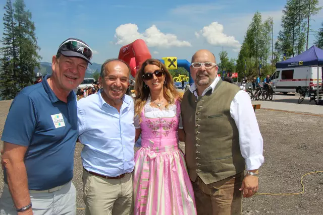 OÖ-Radsportpräsident Paul Resch (2. li.) mit Vizepräsident Waltr Ameshofer, Renate Denk und Lögerhüttnwirt Rainer Ramsebner (v.li.). | Foto: MeinBezirk/Staudinger