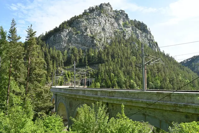 Ich gehe hinauf zum Museum