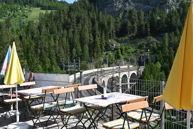 Tische im Ghega Museum mit herrlichem Blick auf die Semmeringbahn laden zum Verweilen ein
