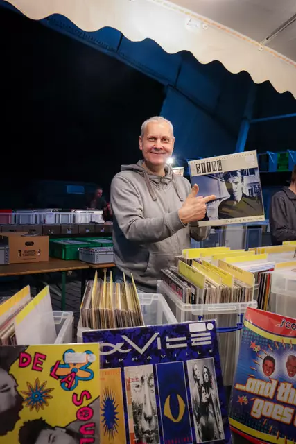 Im Mittelpunkt steht die Vinyl-Messe, die sowohl am Mittwochabend als auch am Feiertag geöffnet war. Hier boten zahlreiche Plattenläden und -händler aus dem In- und Ausland eine breite Auswahl an Vinyl-Raritäten, Sammlerstücken und Neuerscheinungen – von Jazz und Funk bis Indie, Elektronik und Klassik. | Foto: Alejandra Ortiz