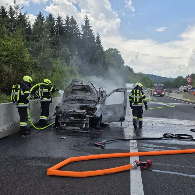 Das Fahrzeug brannte völlig aus, es kam zu Verkehrsbehinderungen. | Foto: FF Steinberg