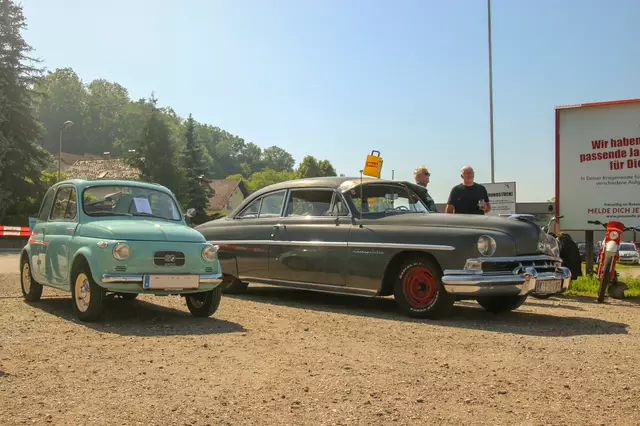 Vierrädrige Ehrengäste: Ein Original Puch 500 und ein Lincoln Cosmopolitan. | Foto: Eckhart Herbe
