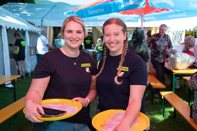 Nicole Turner und Katharina Orth versorgten die Gäste. | Foto: er