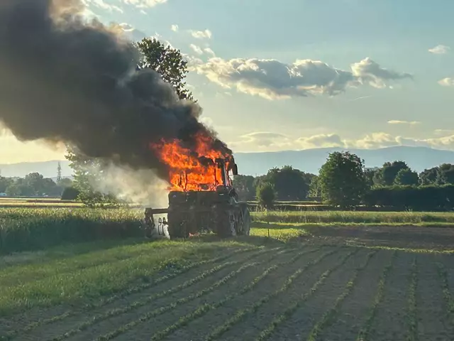 Ein Traktor geriet bei der Feldarbeit in Brand. | Foto: Feuerwehr Unterwart