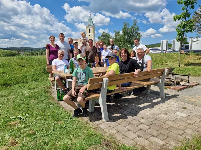 Nach den Renovierungsarbeiten: Ruhepause am Spielplatz in Schiltern.