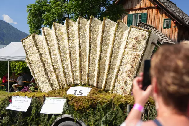 Über den dritten Platz für die „Rumpü“ freut sich Benedikt Winkler mit seinen Freunden. | Foto: Stefan Schubert