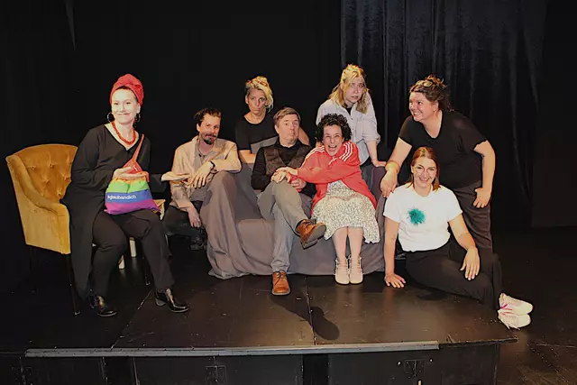 Teamfoto der Theatergruppe: Danja, Philipp, Blanca, Wolfgang, Andrea, Elina, Sara und Brigitte