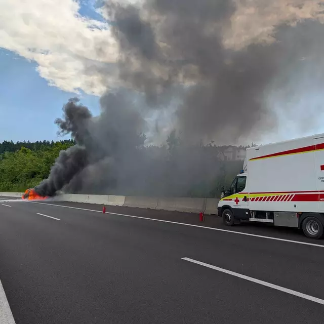 Auf der A2 brannte am Sonntag zwischen Unterwald und Steinberg ein Fahrzeug. | Foto: Rotes Kreuz Niederösterreich