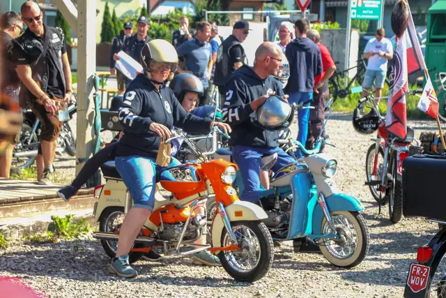 "We are Family!" Egal welches Alter, welche Type, welcher Wohnort - Menschen und Mopeds verschmolzen beim Puchidos-Jubiläum zu großen Gemeinschaft. | Foto: Eckhart Herbe