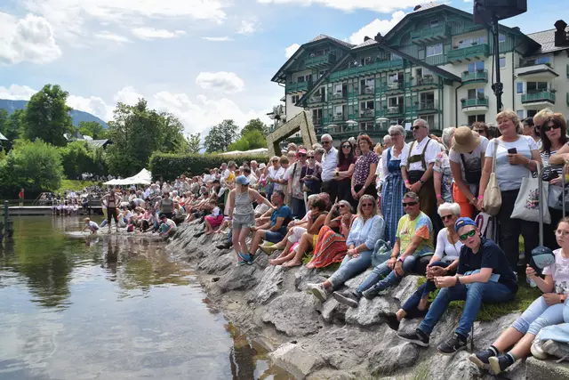 Der Narzissenkorso am Altausseer See zog zahlreiche Besucherinnen und Besucher aus nah und fern an. | Foto: Florian Radauer