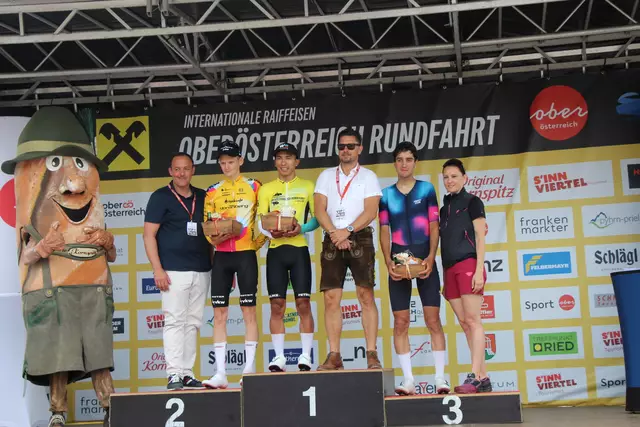 Sieger Edgar David Cadena (3. v.li.) mit dem Zweitplatzierten Jannis Peter (2.vli.) und dem Dritten Mattia Gaffuri (2.v.re.)  | Foto: MeinBezirk/Staudinger