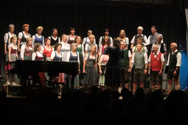 Der TonART Eggersdorf Chor sang in Eggersdorf bekannte Ohrwürmer. | Foto: MeinBezirk/Hofmüller