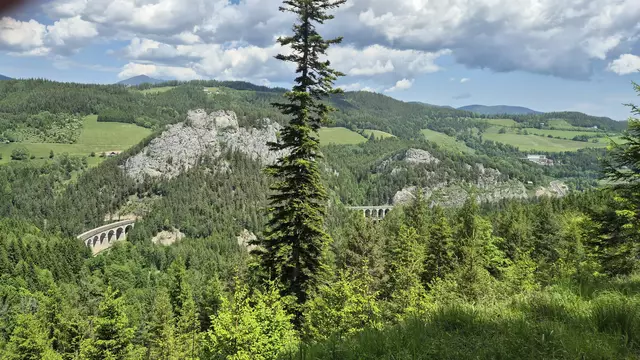 Bald hat man einen herrlichen Ausblick auf Semmeringbahn, Rax und Schneeberg