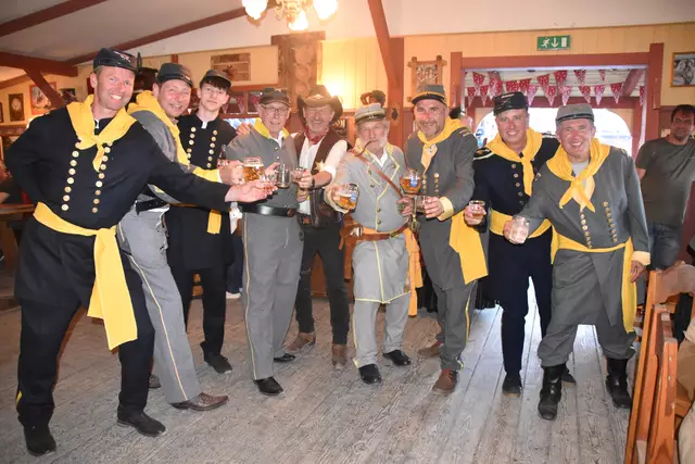 Der Start in die Westernsaison im Großpetersdorfer Lucky Town war mehr als gelungen. Darauf wurde im Saloon angestoßen. | Foto: Michael Strini
