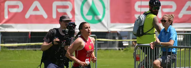 Tabea Huys nach der Schwimmstrecke auf dem Weg in die Rad-Wechselzone. | Foto: Schwaighofer