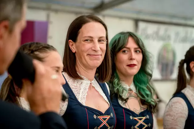 Schneidermeisterin Jutta Kuchler brauchte zwei Monate vom Entwurf des Dirndlkleides bis zur Umsetzung.