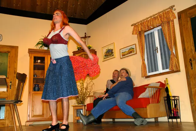 Die Theatergruppe Nestelbach im Ilztal  präsentierte diesmal das Stück "  Die kunterbunte Wunderkuh " auf der Bühne der Mehrzweckhalle  Nestelbach im Ilztal 