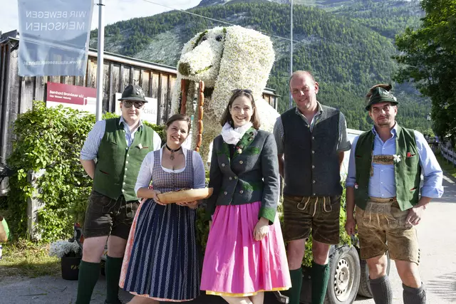 Das Team von Ottl, dem Sumpfdackel ist heuer erstmals beim Narzissenfest dabei – und steht am Stockerl: 2. Platz für den Kreuz-Gaiswinkl Musikantenstammtisch. | Foto: Stefanie Sima