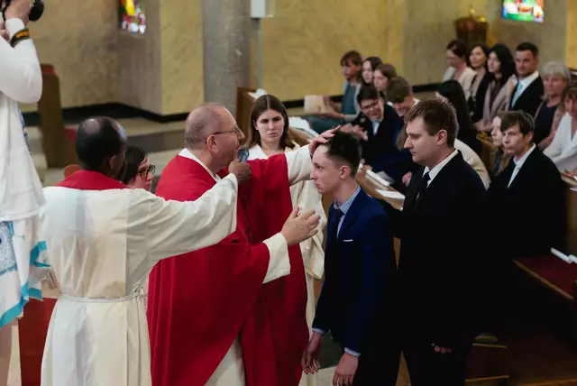 Spende des Firmsakraments. | Foto: Santrucek