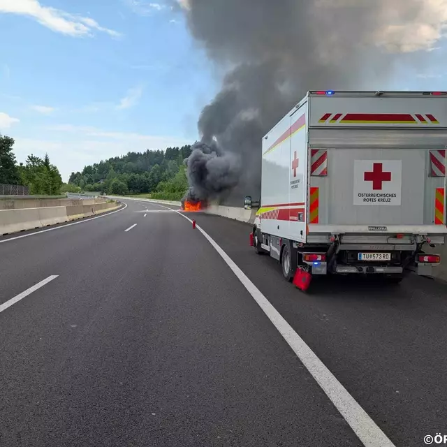 Eine Abordnung des Roten Kreuzes Niederösterreich half den betroffenen Personen. | Foto: Rotes Kreuz Niederösterreich
