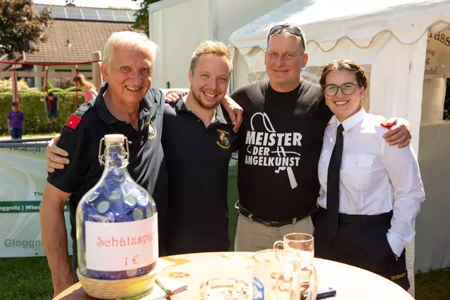 Reinhold Dorn, Manuel Grass, Gemeinderat Harald Raab und die frisch angelobte und erste Feuerwehrfrau von Weißenbach Kerstin Rehberger. | Foto: er