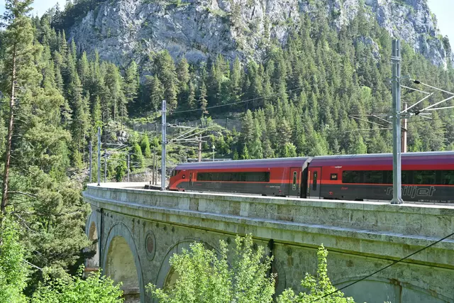 Das Viadukt Kalte Rinne von oben, mit Railjet