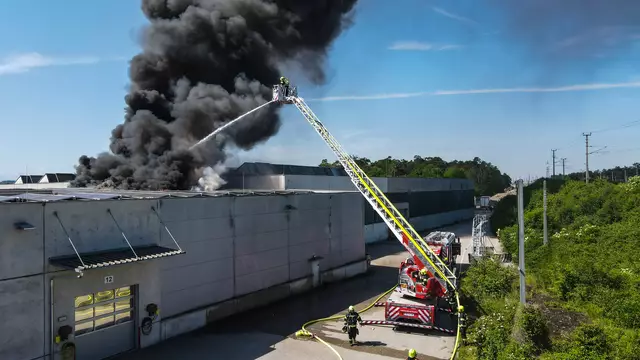Speditionsdach in Marchtrenk in Flammen: Zwei Feuerwehren löschten die in Brand geratene PV-Anlage. | Foto: laumat.at