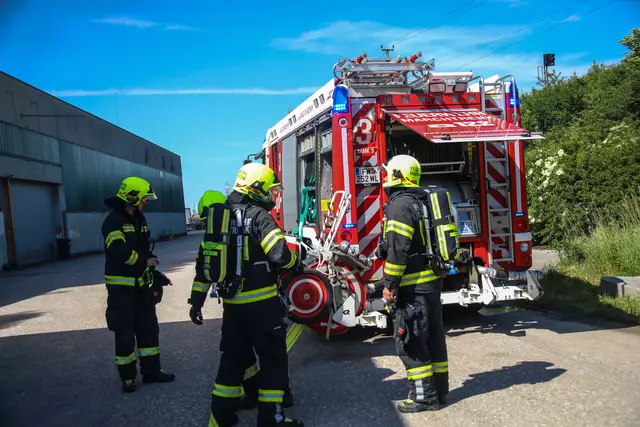 Speditionsdach in Marchtrenk in Flammen: Zwei Feuerwehren löschten die in Brand geratene PV-Anlage. | Foto: laumat.at