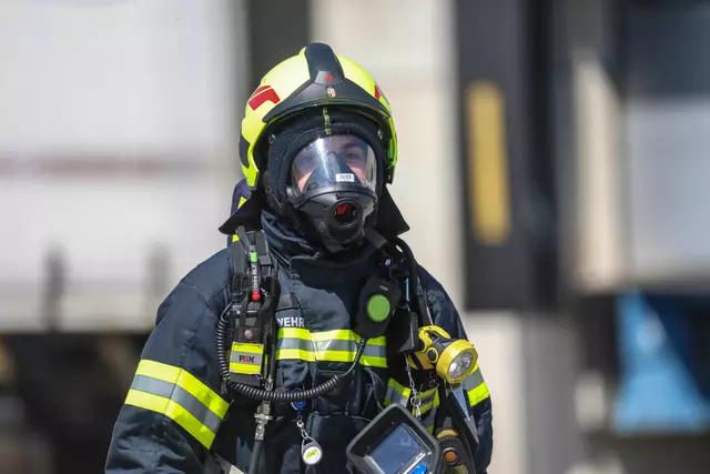 Speditionsdach in Marchtrenk in Flammen: Zwei Feuerwehren löschten die in Brand geratene PV-Anlage. | Foto: laumat.at